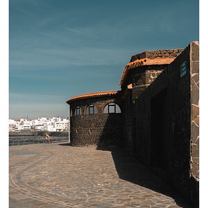 fotografo-playa-persona-sombrero-casas-blancas-tejas.jpg