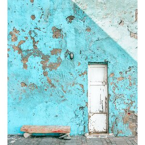 fotografo-pared-desconchada-azul-puerta-blanca-madera-callao.jpg