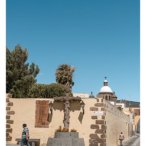 fotografo-cruz-madera-personas-sombras-palmeras-farolas-cupula-iglesia.jpg