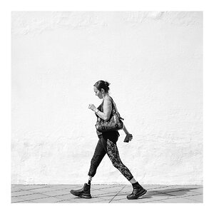 fotografo-persona-mujer-ropa-negra-movil-bolso-reloj-pierna-ortopedica.jpg
