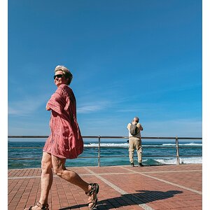 fotografo-playa-mar-paseo-las-canteras-turista-cielo-azul.jpg