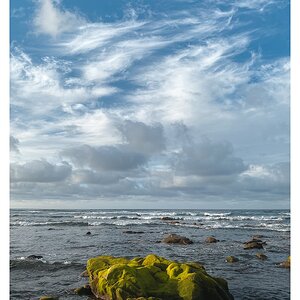 fotografo-playa-paisaje-cielo-azul-nubes-roca-mar.jpg