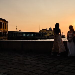 Chicas malecon Esmirna atardecer.jpeg