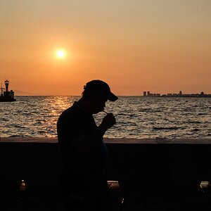 Hombre fumando gorra chica Esmirna 1.jpeg