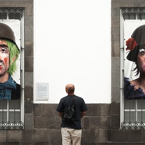 fotografo-pared-blanca-persona-obra-retratos-alexisw-batallon-sin-fronteras.jpg