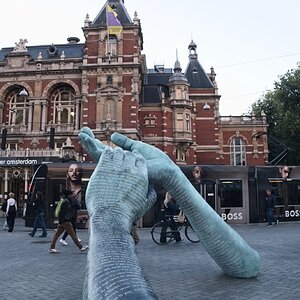 Día01_Monumento_Peter_R_de_Vries.jpg