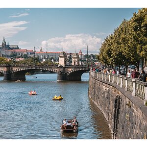 fotografo-republica-checa-praga-rio-moldava-puente-carlos-barca-recreo.jpg