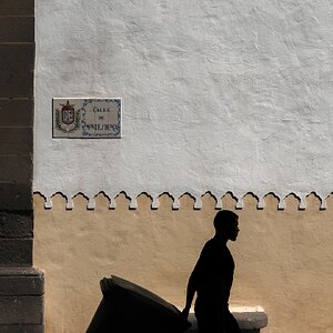 fotografo-callejear-silueta-persona-contenedor-basura-banco-piedra.jpg