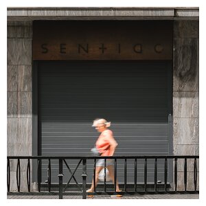 fotografo-callejear-persona-mujer-puerta-metalica-señal-vial-barandilla.jpg