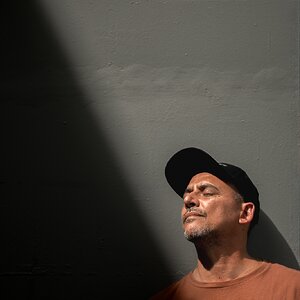fotografo-callejear-las-palmas-de-gran-canaria-persona-retrato-sombra-gorra.jpg