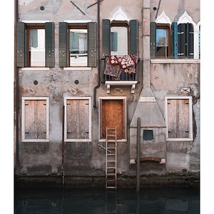 fotografo-venecia-fachada-chimenea-piedra-agua-palo-alfombra-balcon-escalera.jpg