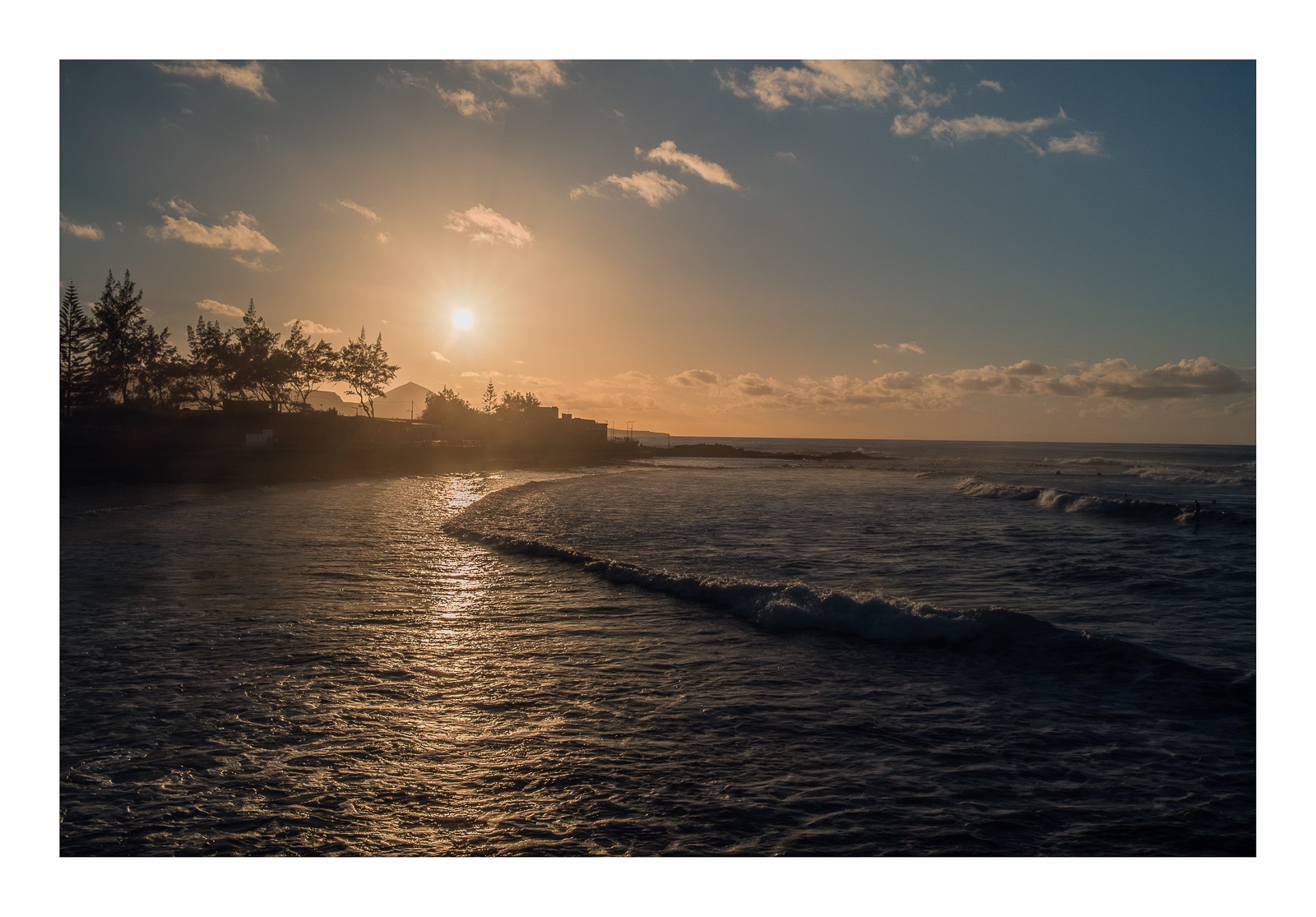 fotografo-atardecer-el puertillo-mar-sol-olas-nubes-cielo-azul.jpg