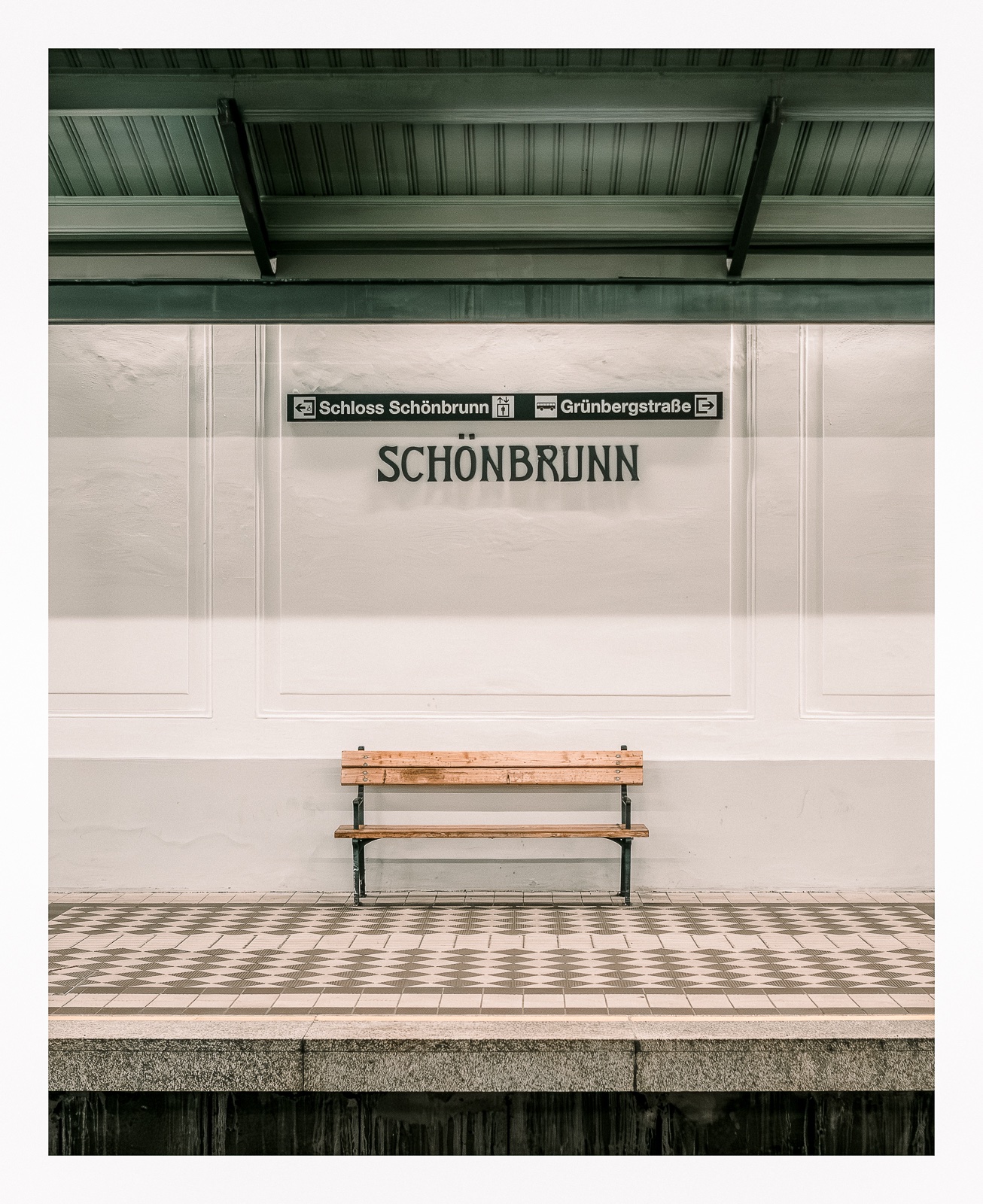 fotografo-austria-viena-estacion-tren-banco-madera-techo-verde.jpg