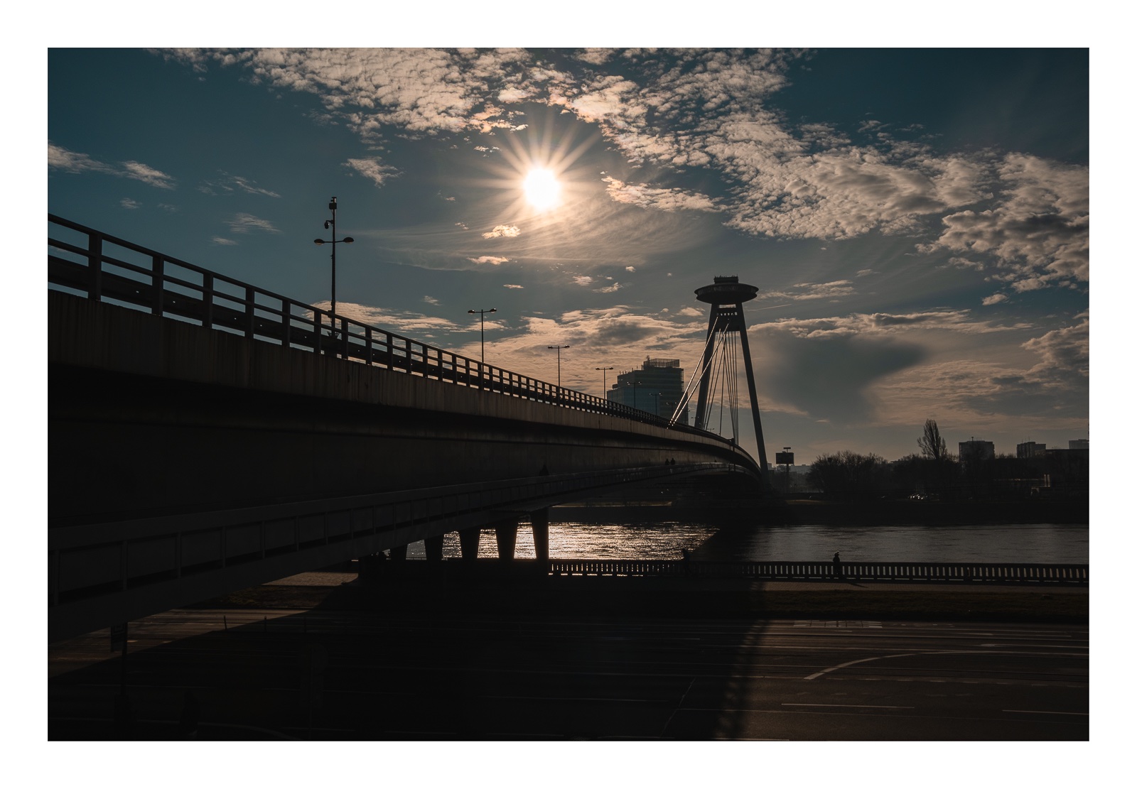 fotografo-eslovaquia-bratislava-ufo-torre-arquitectura-puente-sol.JPG