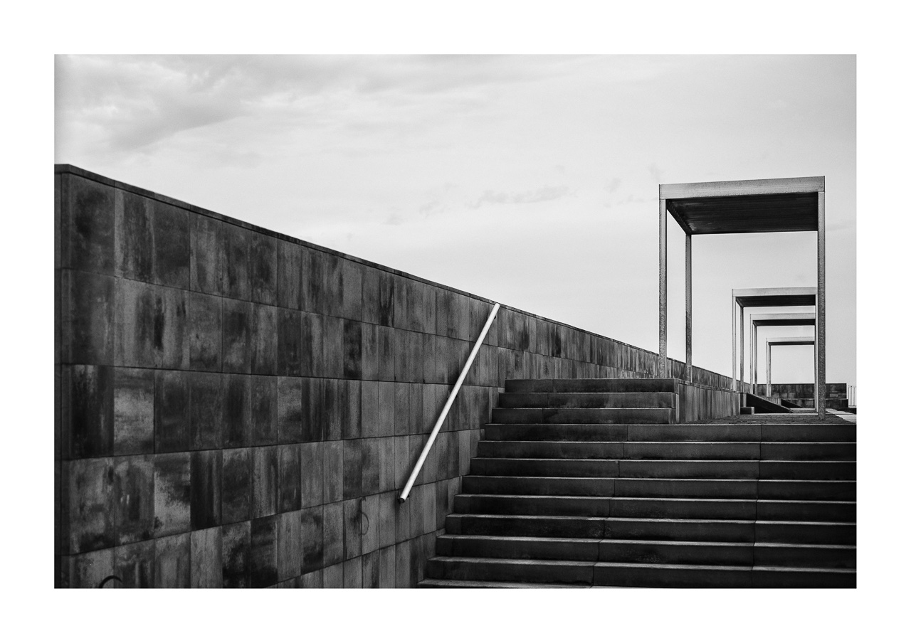 fotografo-estructura-pergola-madera-escaleras-blanco-negro.JPG