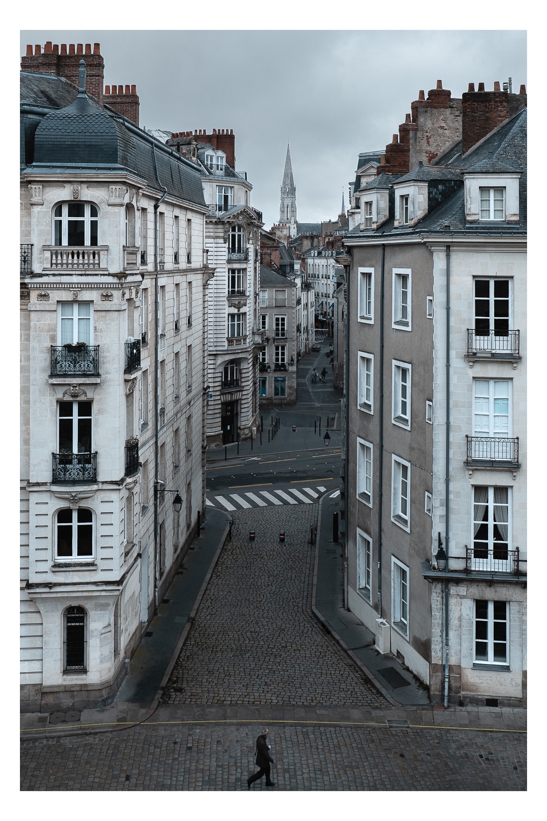 fotografo-francia-nantes-persona-edificios-adoquines-tejado.jpg