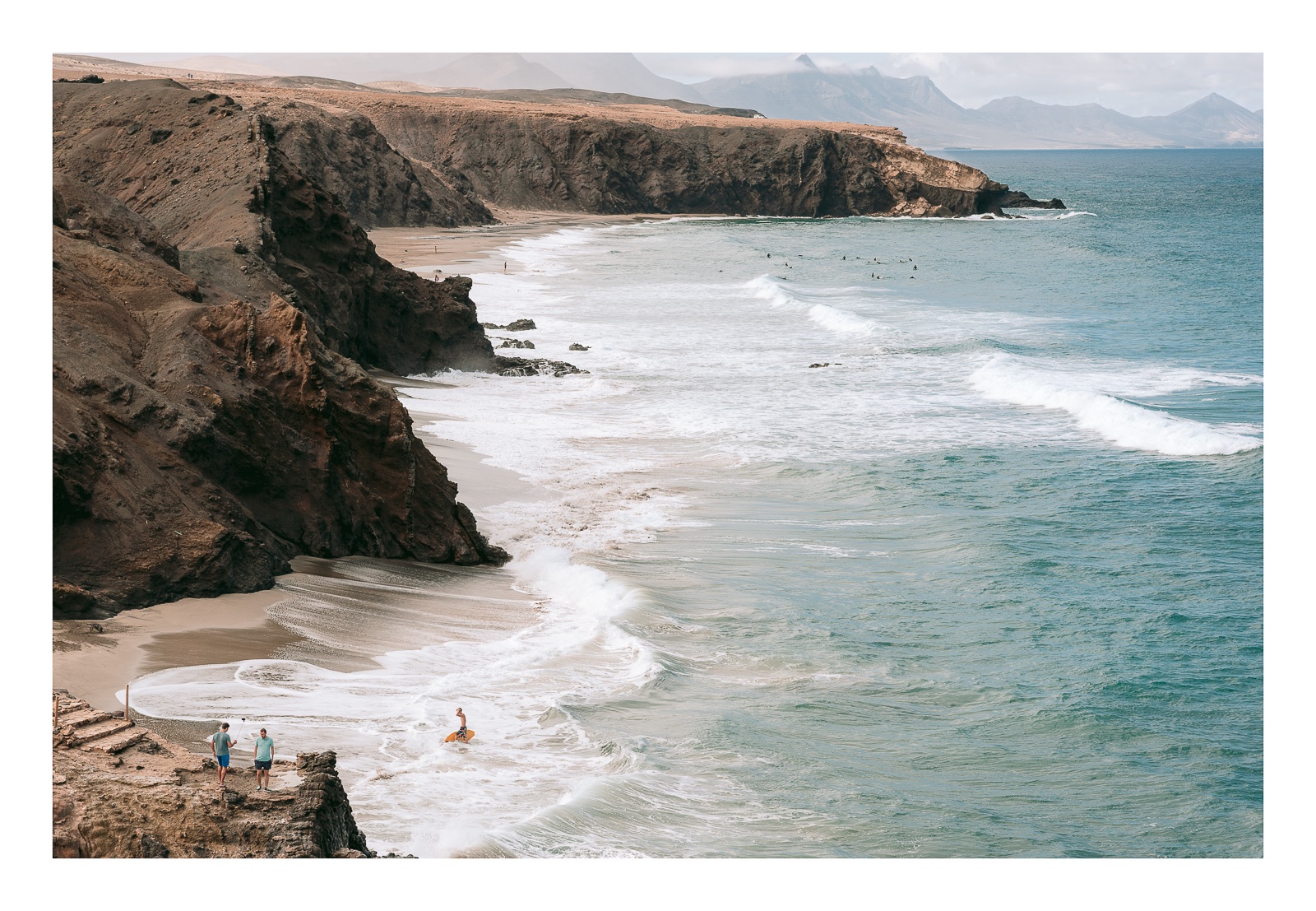 fotografo-fuerteventura-playa-la-pared-surfista-montañas-mar-arena.jpg