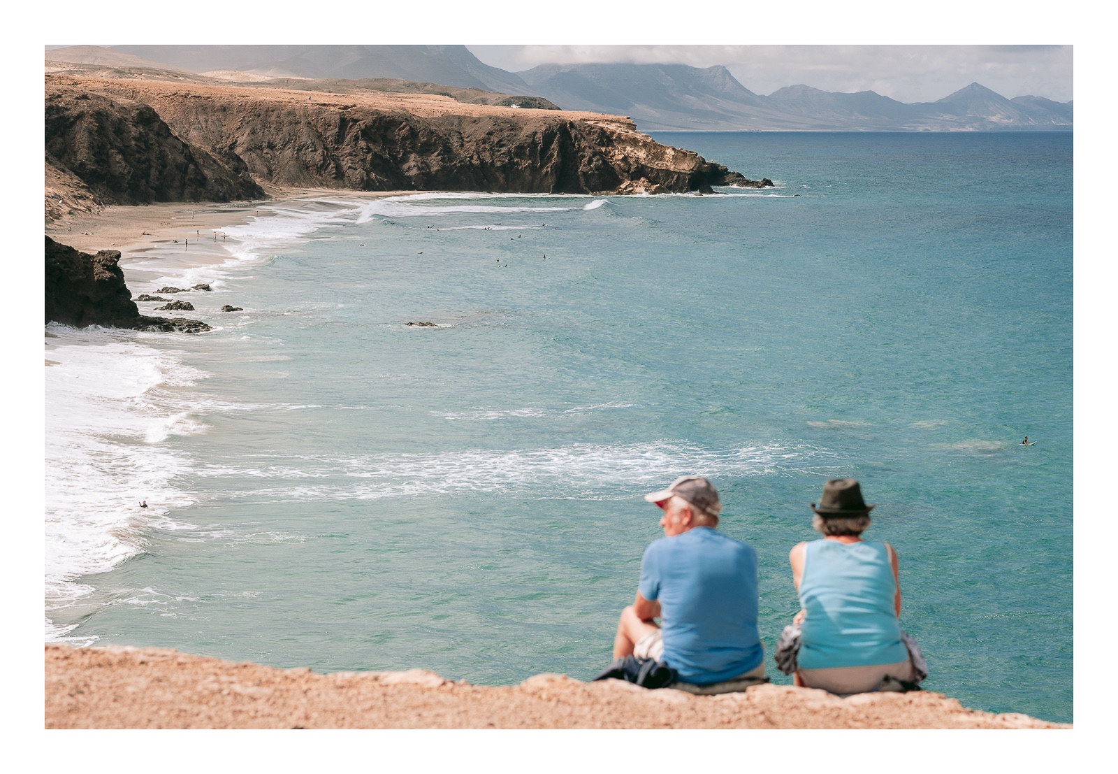 fotografo-fuerteventura-playa-la-pared-surfista-montañas-mar-arena-personas.jpg