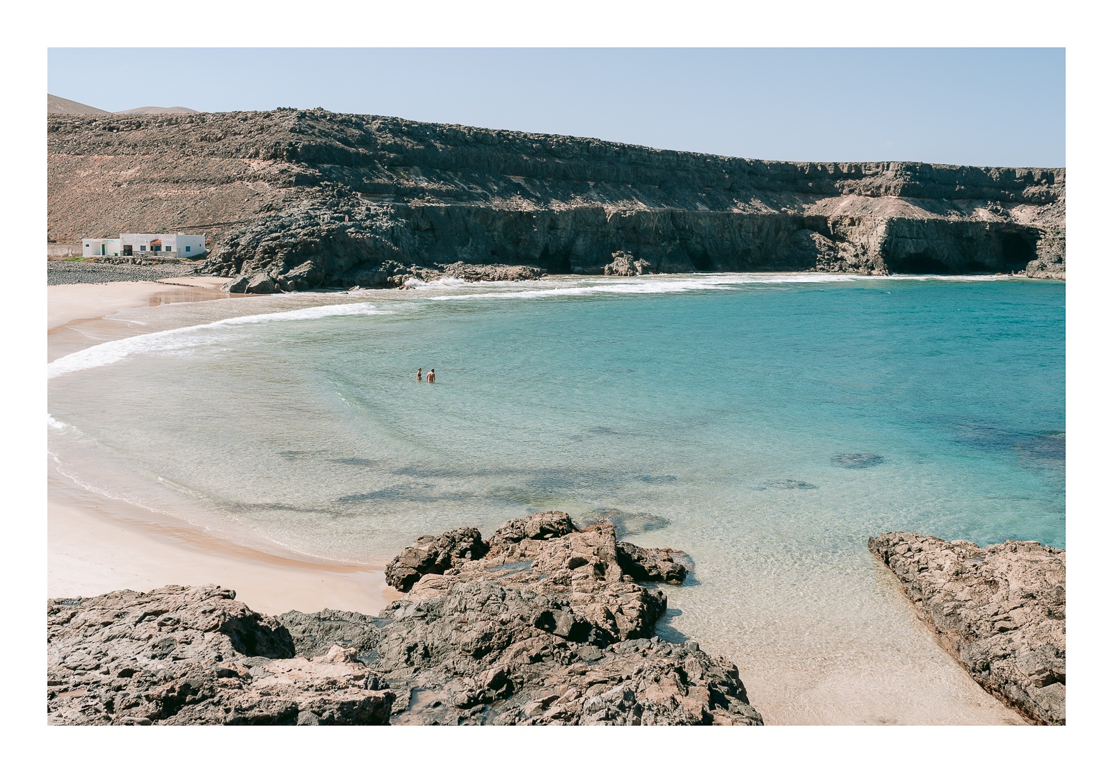 fotografo-fuerteventura-playa-puertito-de-los-molinos-pareja-arena-mar-montaña-casa.jpg