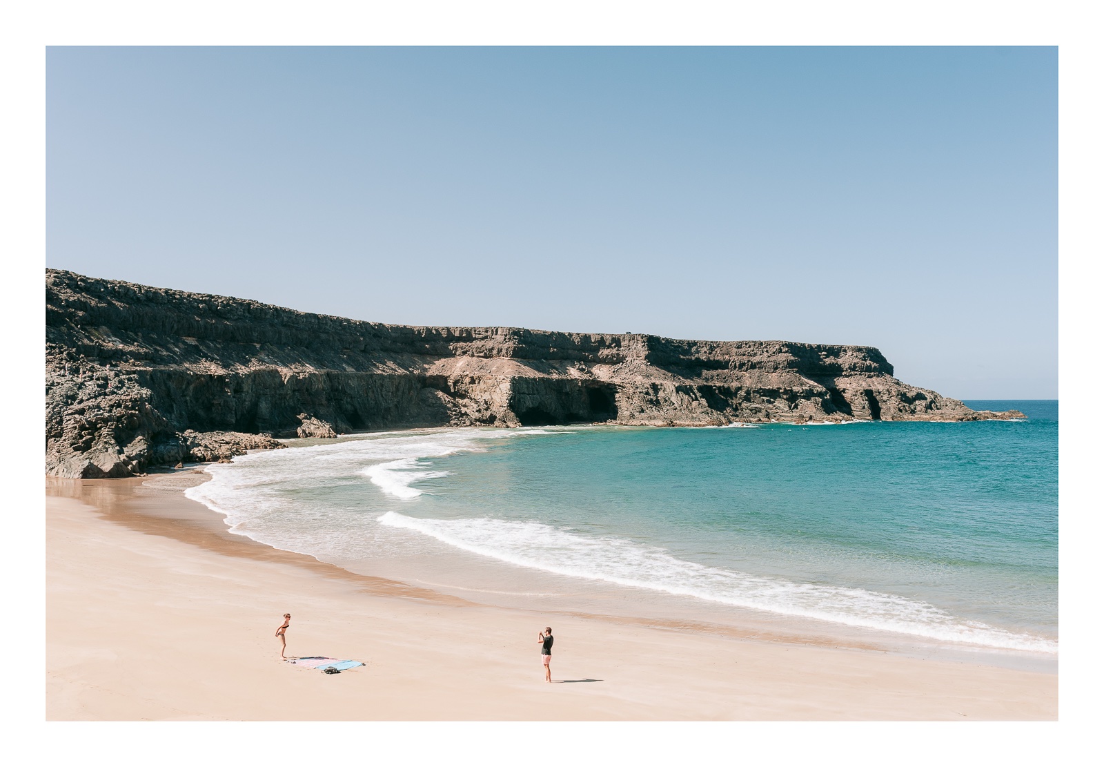 fotografo-fuerteventura-playa-puertito-de-los-molinos-pareja-arena-mar-montaña.jpg
