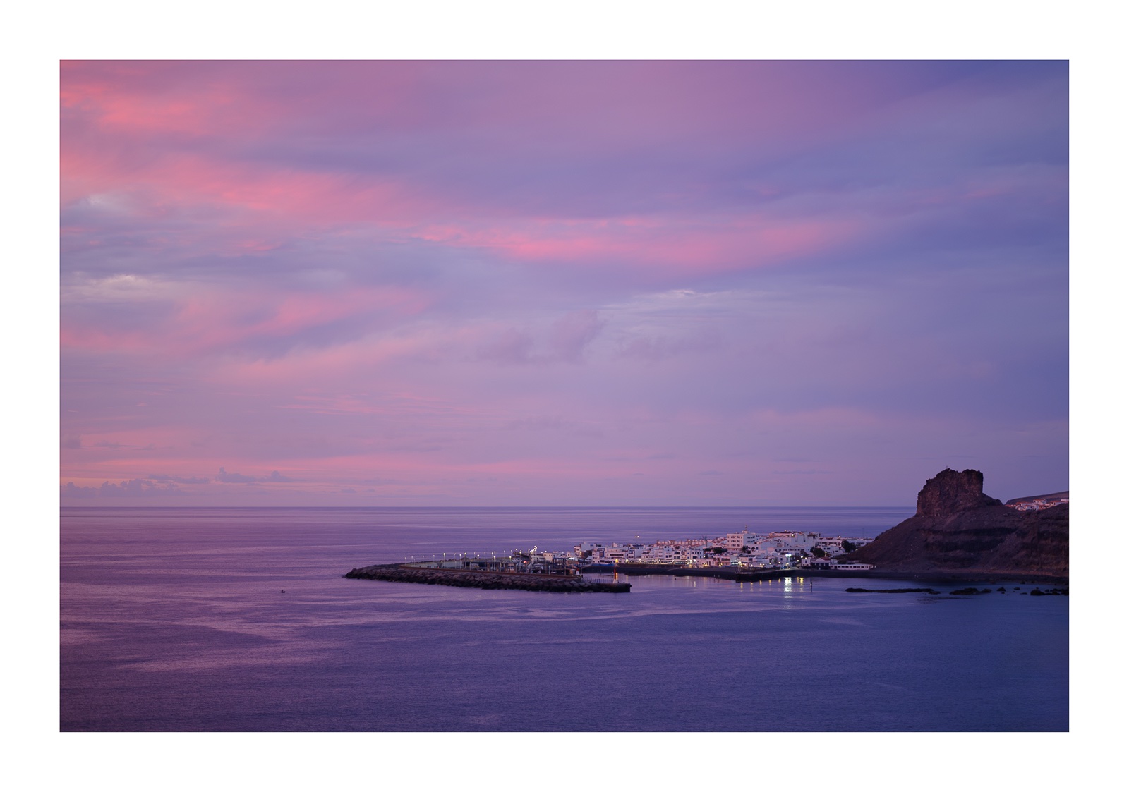 fotografo-gran-canararia-muelle-puerto-agaete-atardecer-mar-cielo-casas-montaña-.jpg