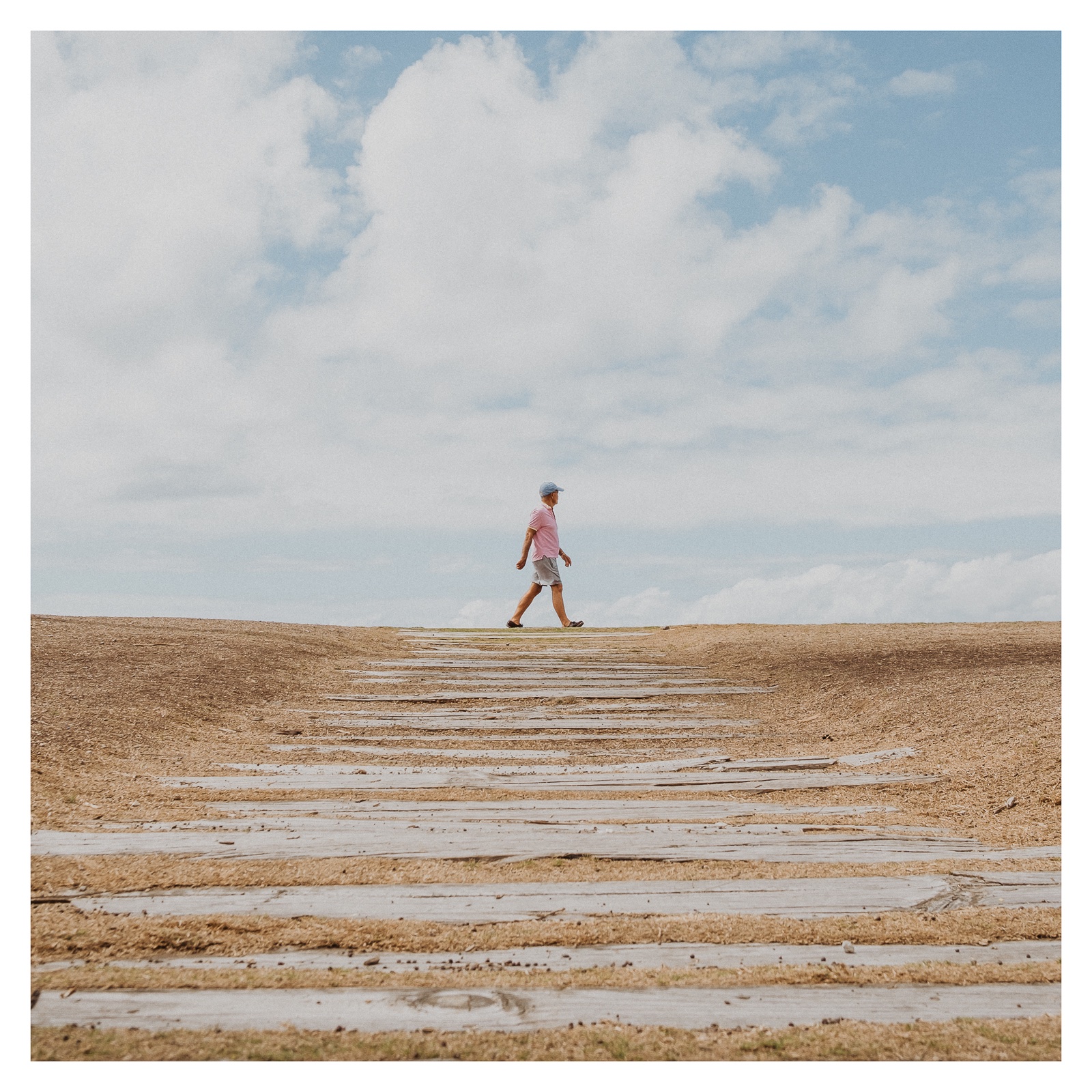 fotografo-gran-canaria-persona-caminante-cielo-nubes.JPG