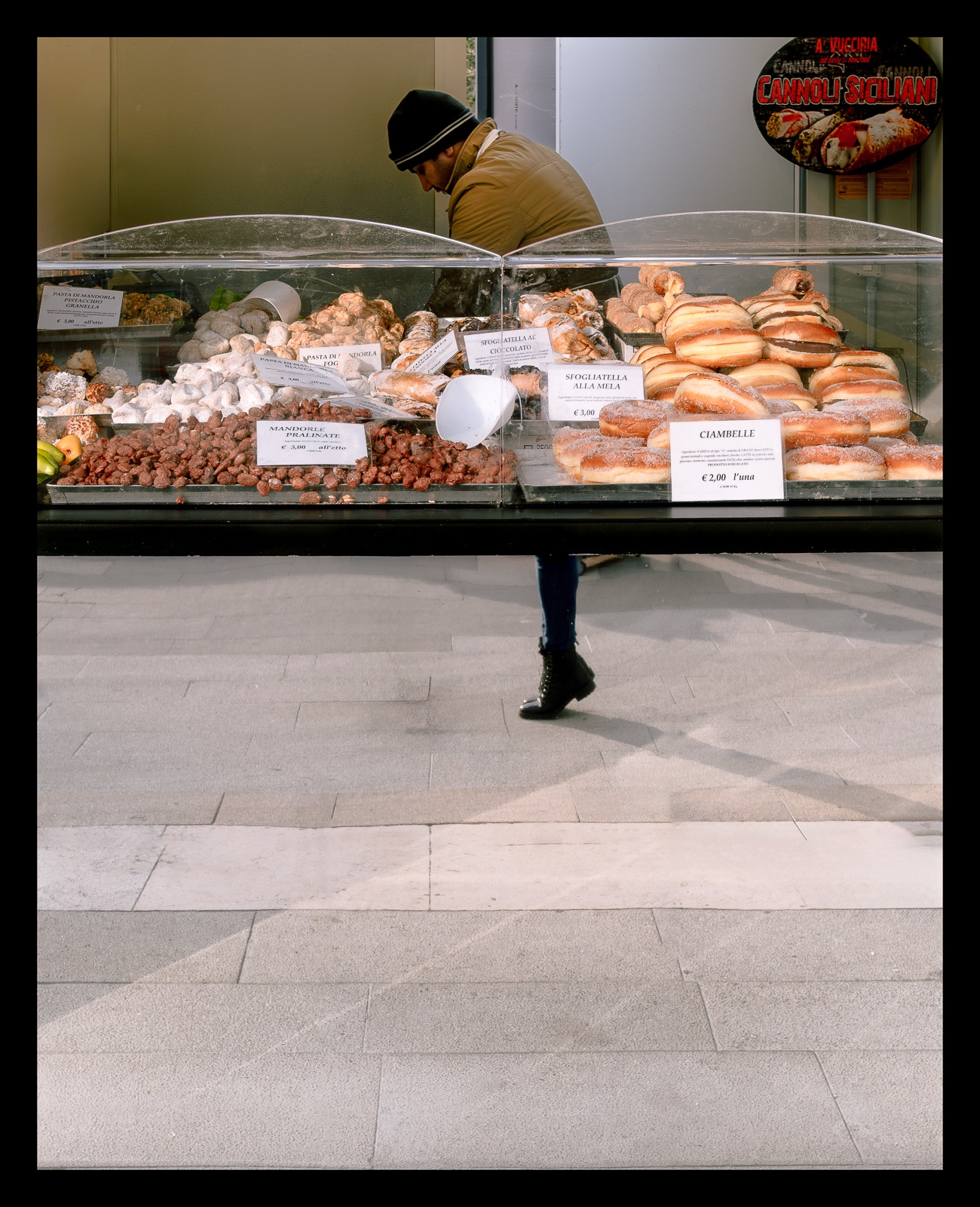 fotografo-italia-milan-puesto-callejero-persona-hombre-gorro-piernas-botas-dulces.jpg