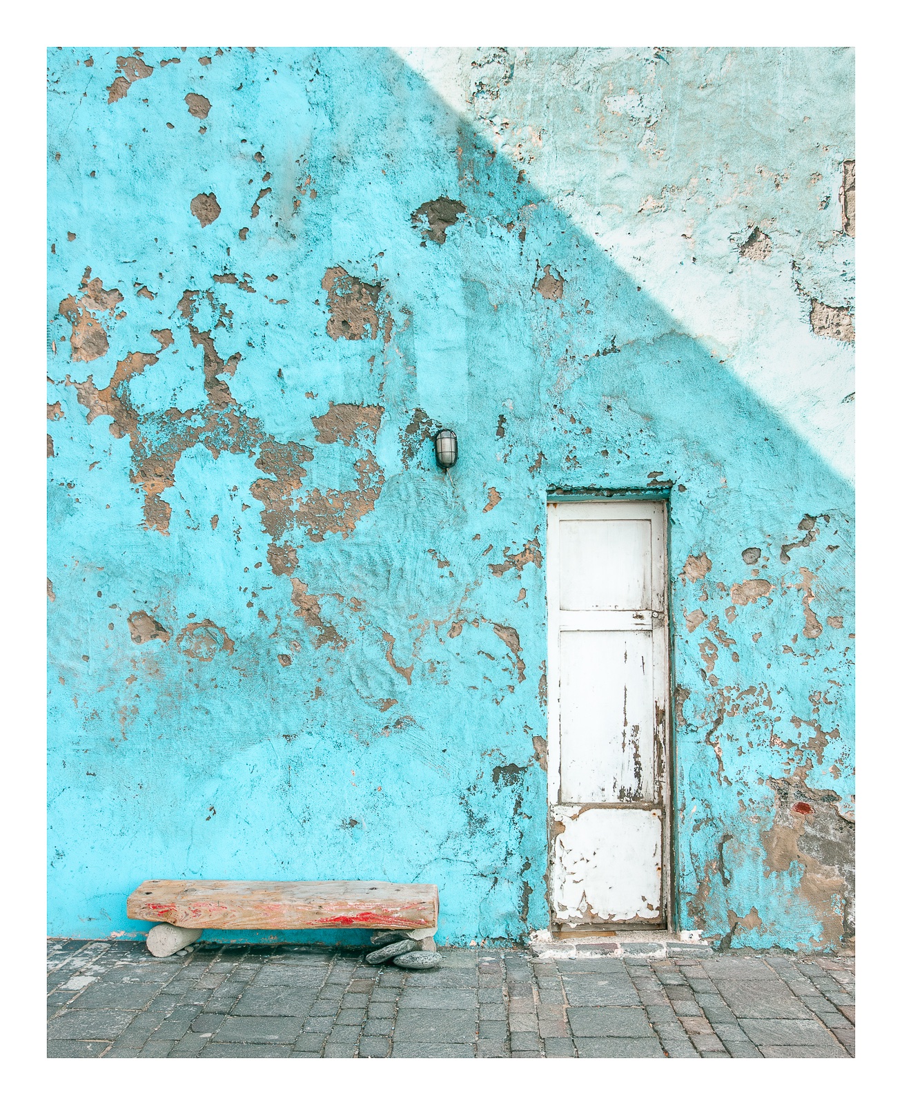 fotografo-pared-desconchada-azul-puerta-blanca-madera-callao.jpg