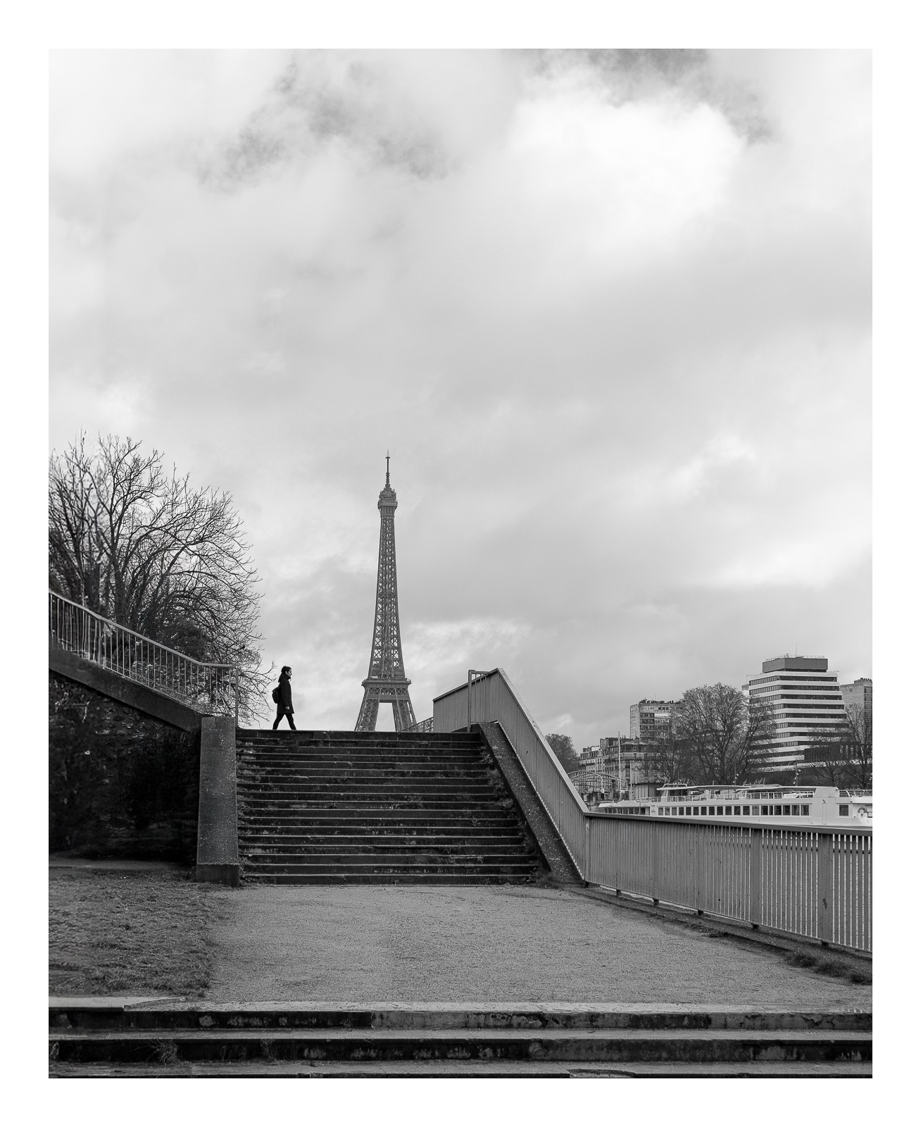 fotografo-paris-francia-torre-eiffel-escaleras-edificio-barco-arbol.jpg