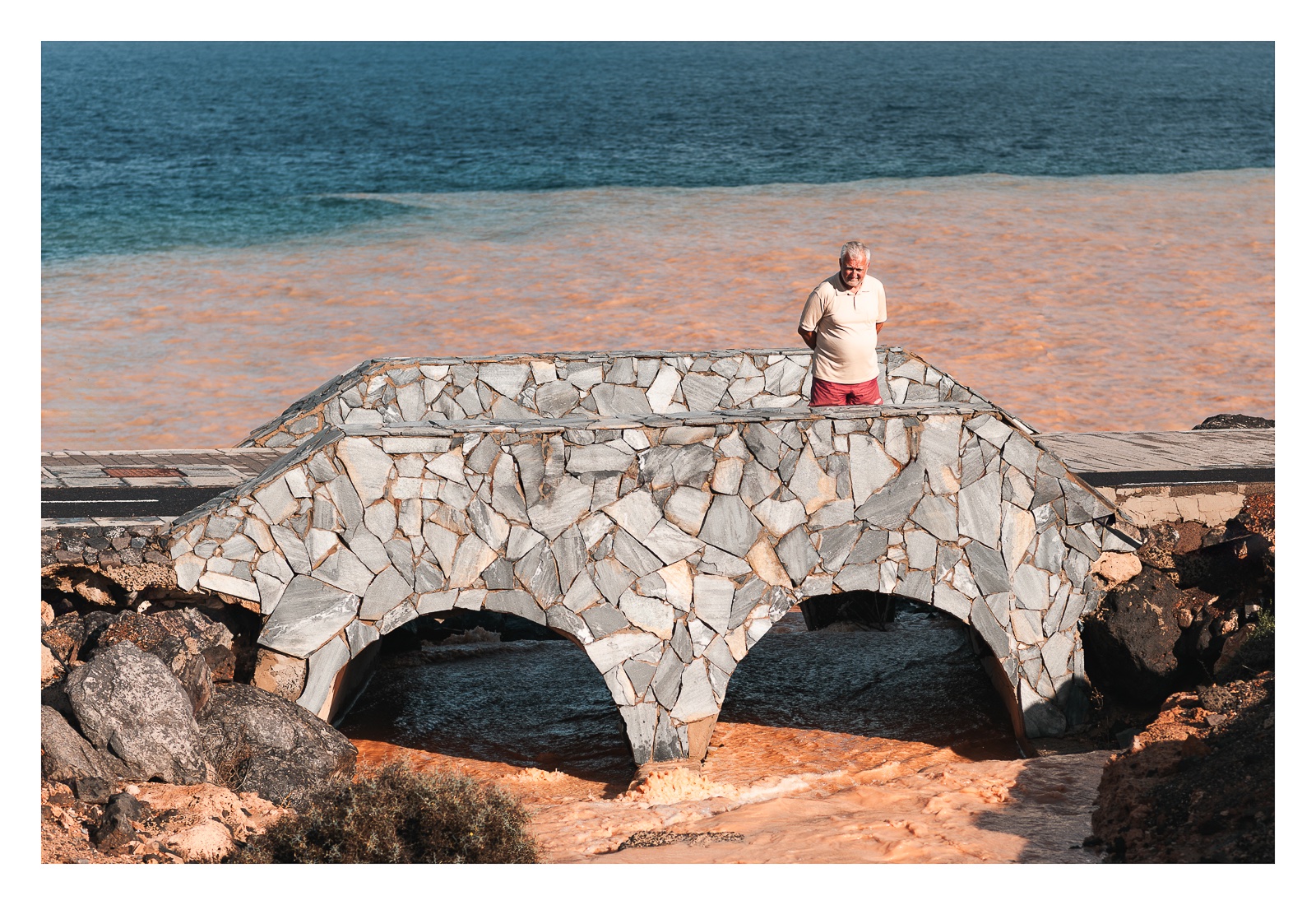 fotografo-persona-guiri-mar-barro-lluvia-torrencial.jpg
