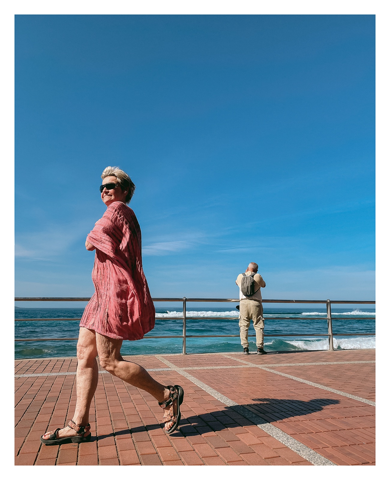 fotografo-playa-mar-paseo-las-canteras-turista-cielo-azul.jpg