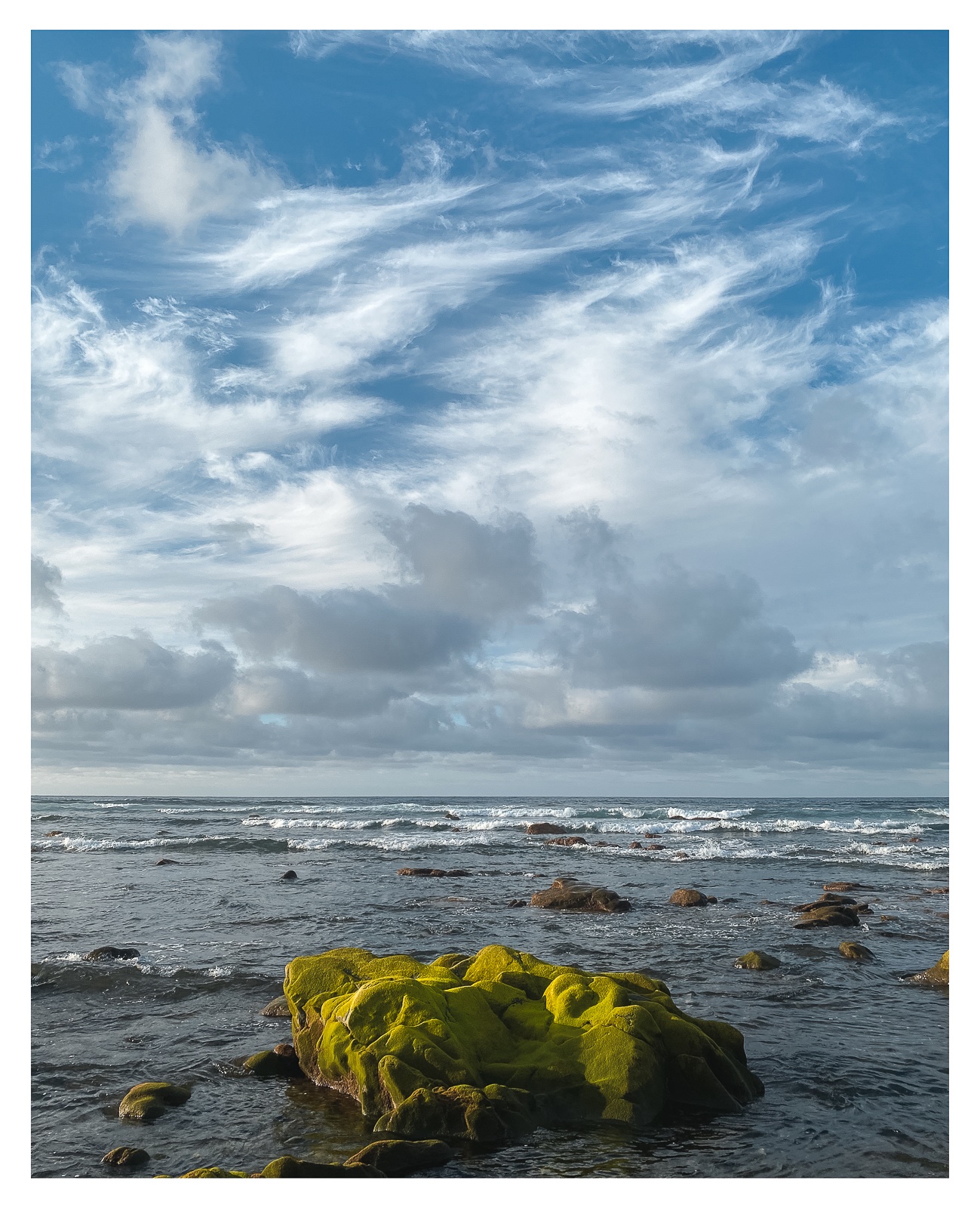 fotografo-playa-paisaje-cielo-azul-nubes-roca-mar.jpg