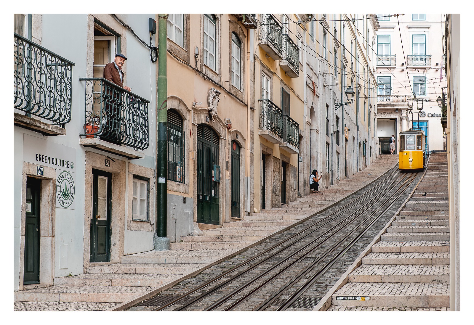 fotografo-portugal-lisboa-tranvia-amarillo-cables-personas-paloma.jpg