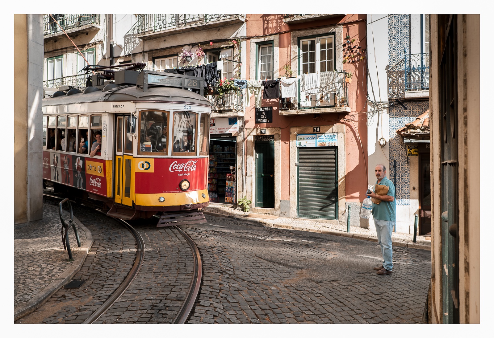fotografo-portugal-tranvia-adoquim-personas-ropa-tendida.jpg