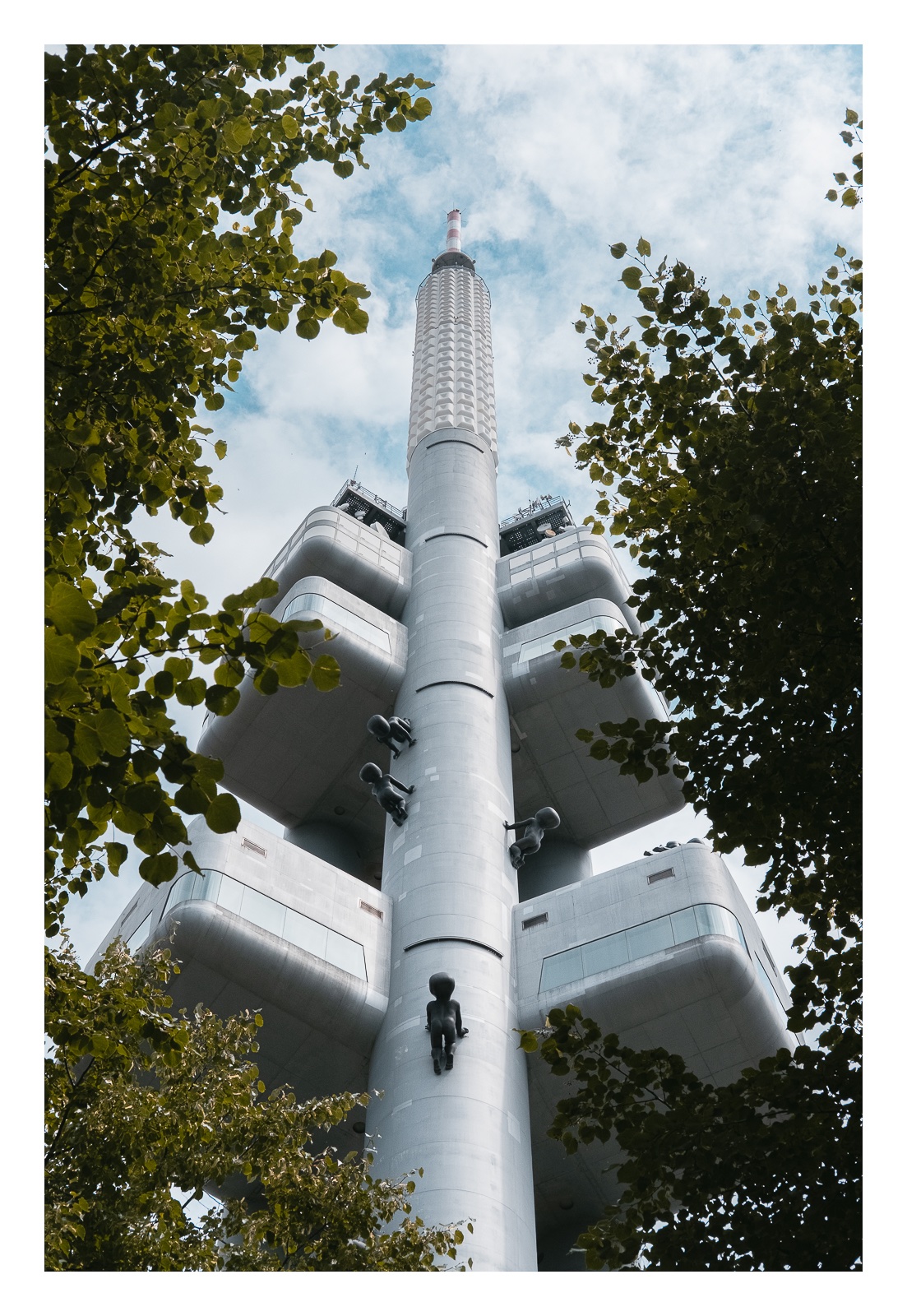 fotografo-praga-torre-television-de-zizkov-bebes-gigantes-hojas-arbol.JPG