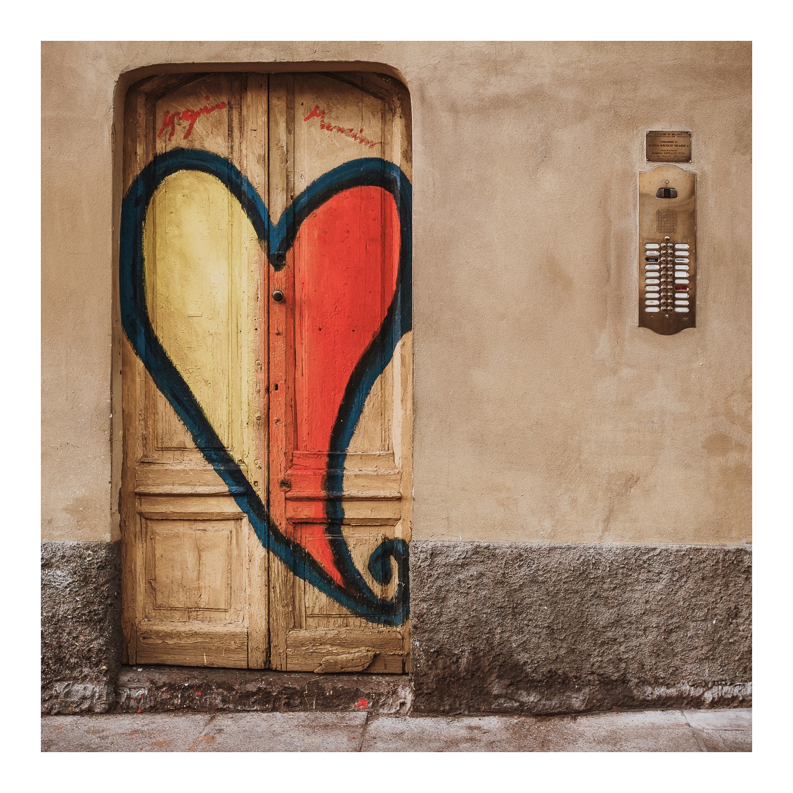fotografo-puerta-madera-pintura-corazon-rojo-amarillo-telefonillo.jpg