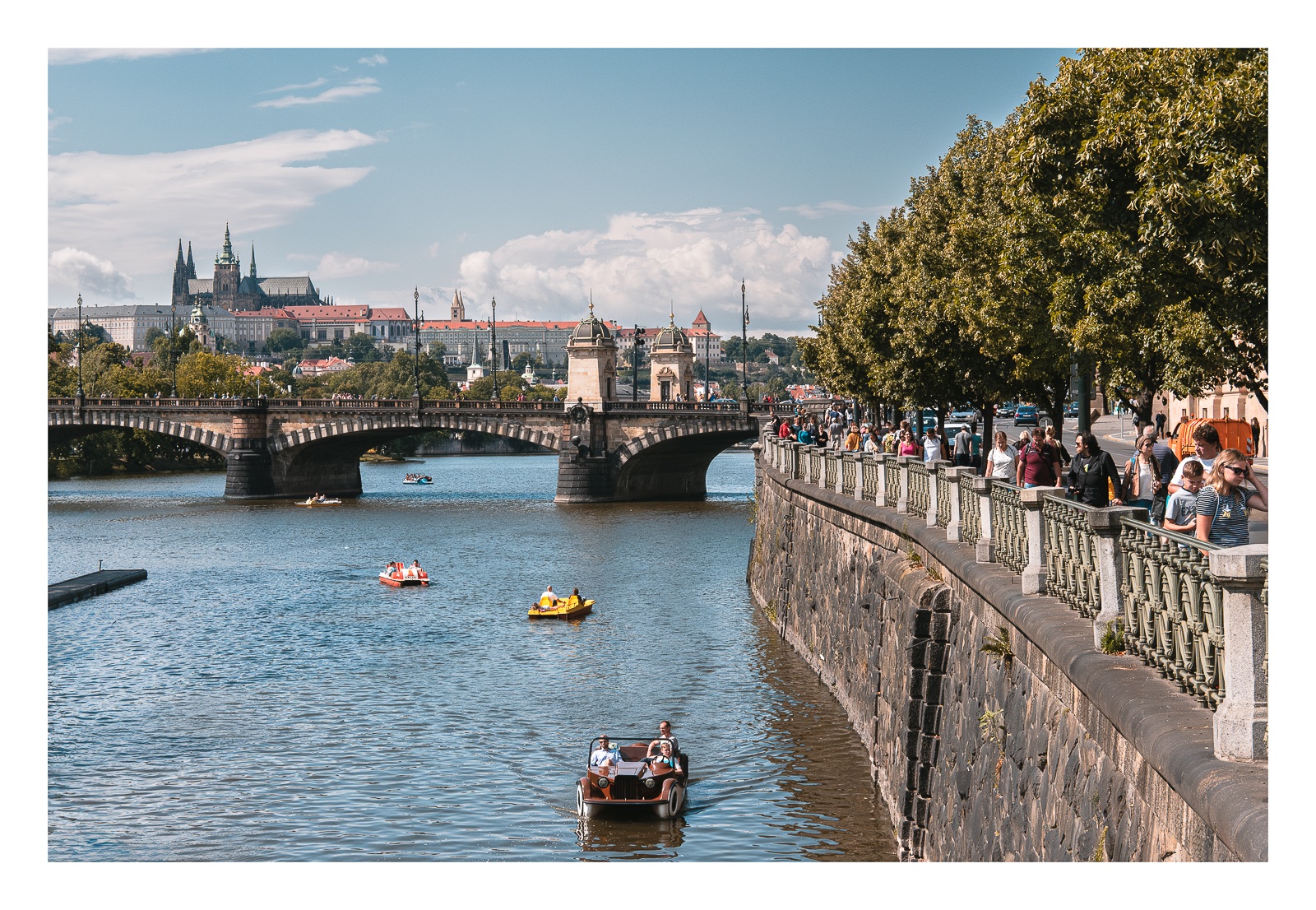 fotografo-republica-checa-praga-rio-moldava-puente-carlos-barca-recreo.jpg