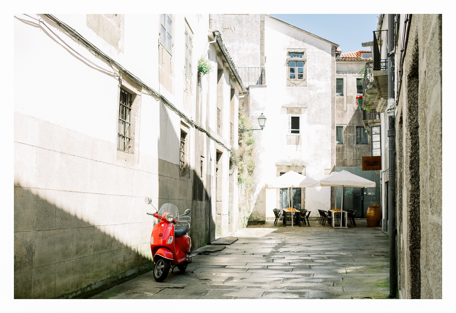 fotografo-santiago-compostela-motocicleta-color-rojo-sombrillas-barril.jpg