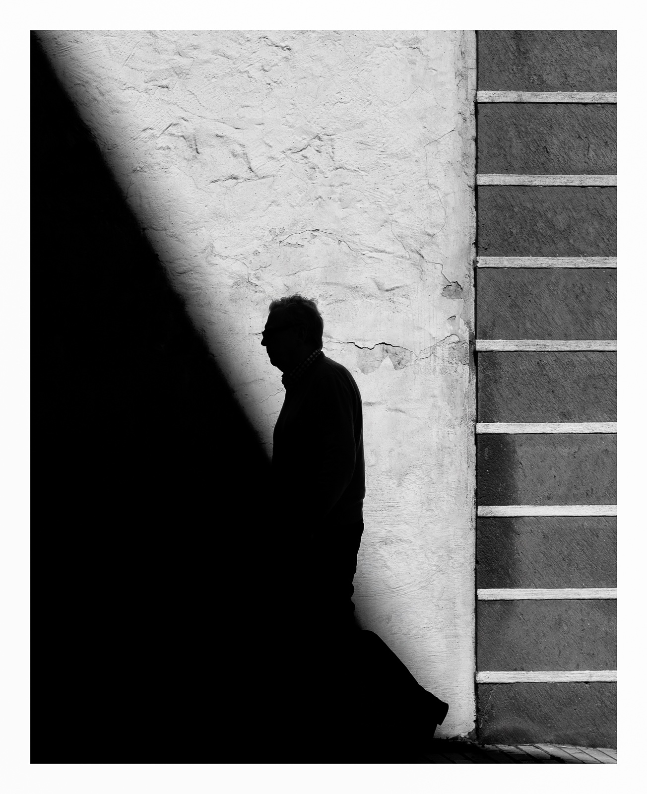 fotografo-silueta-persona-pared-blanca-sombra-blanco-negro.jpg