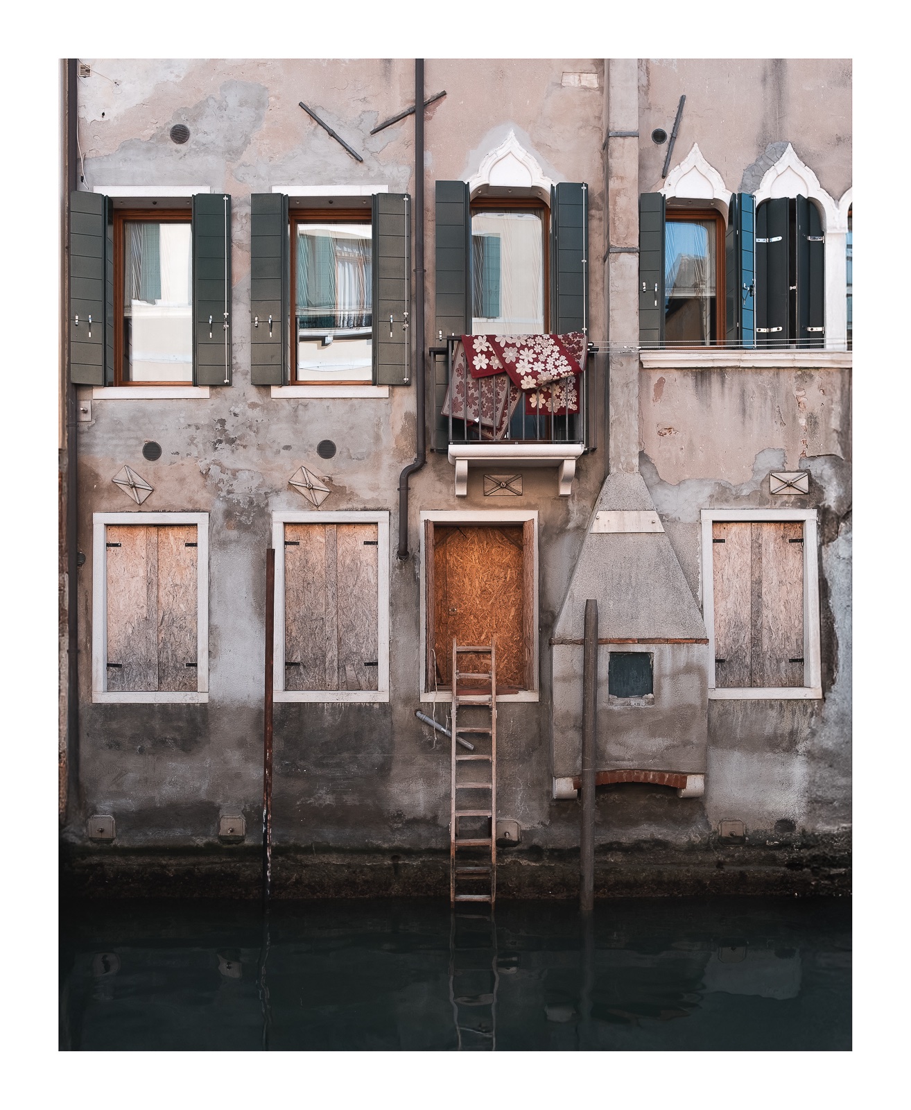 fotografo-venecia-fachada-chimenea-piedra-agua-palo-alfombra-balcon-escalera.jpg