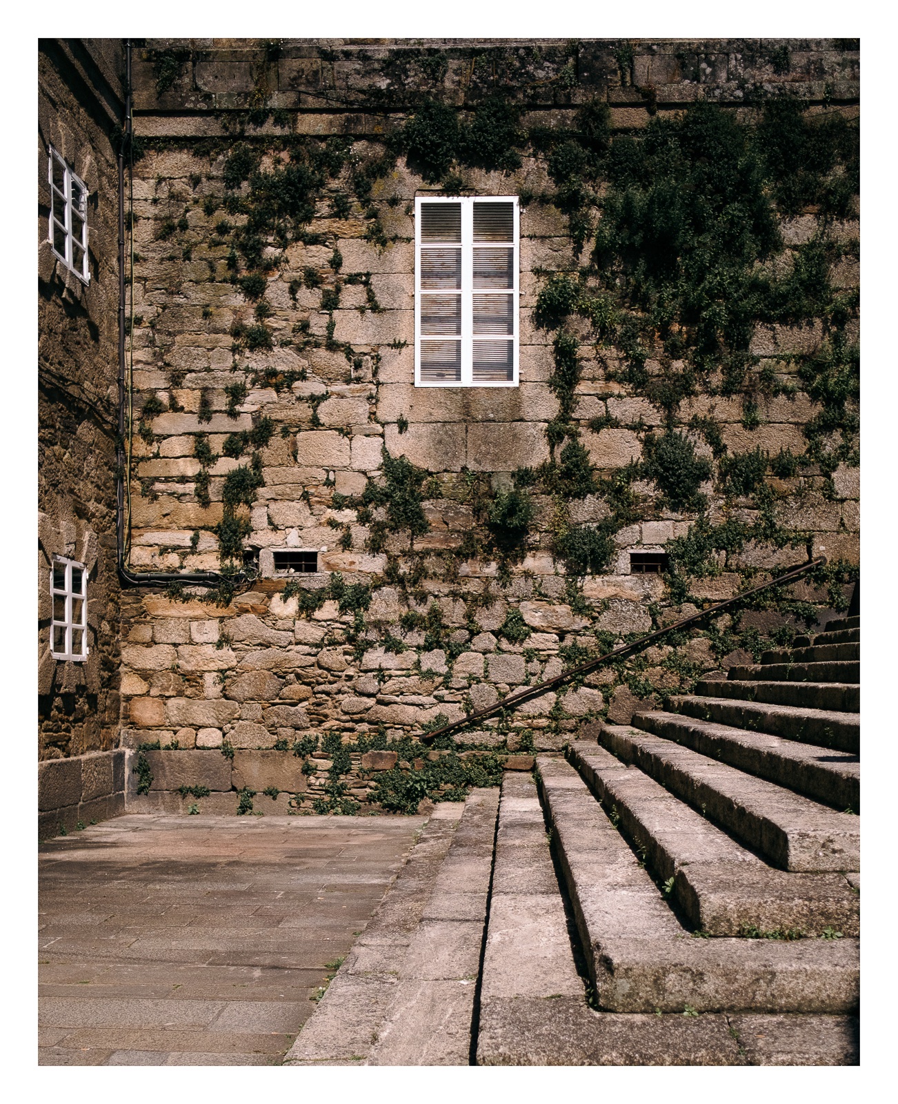 fotografo-ventanas-pared-piedra-escalera.jpg