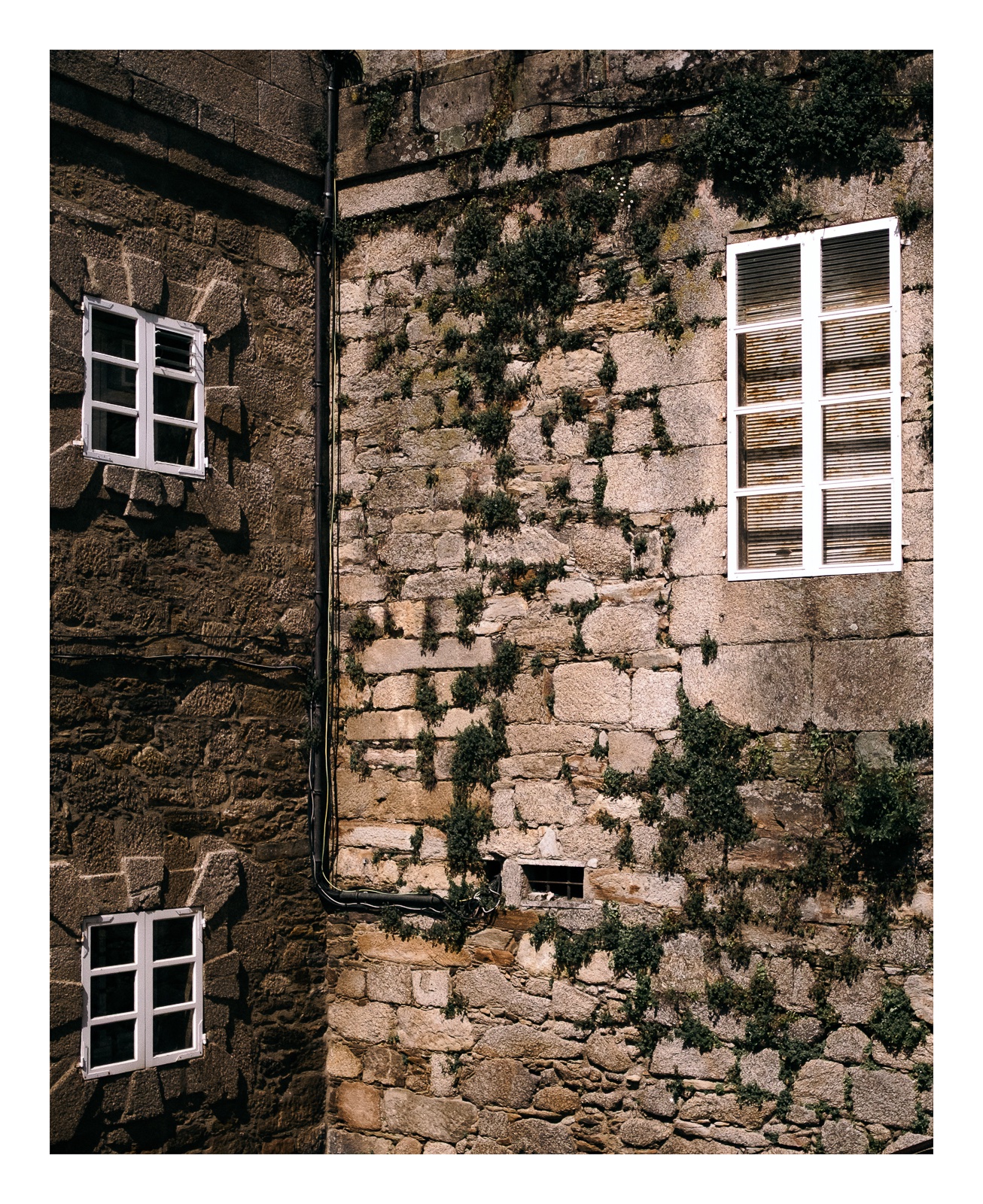 fotografo-ventanas-pared-piedra.jpg