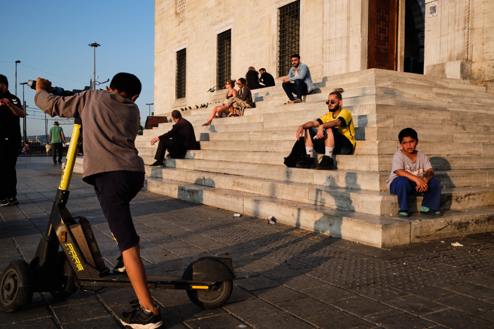 Niños triciclo Eminonu.jpeg